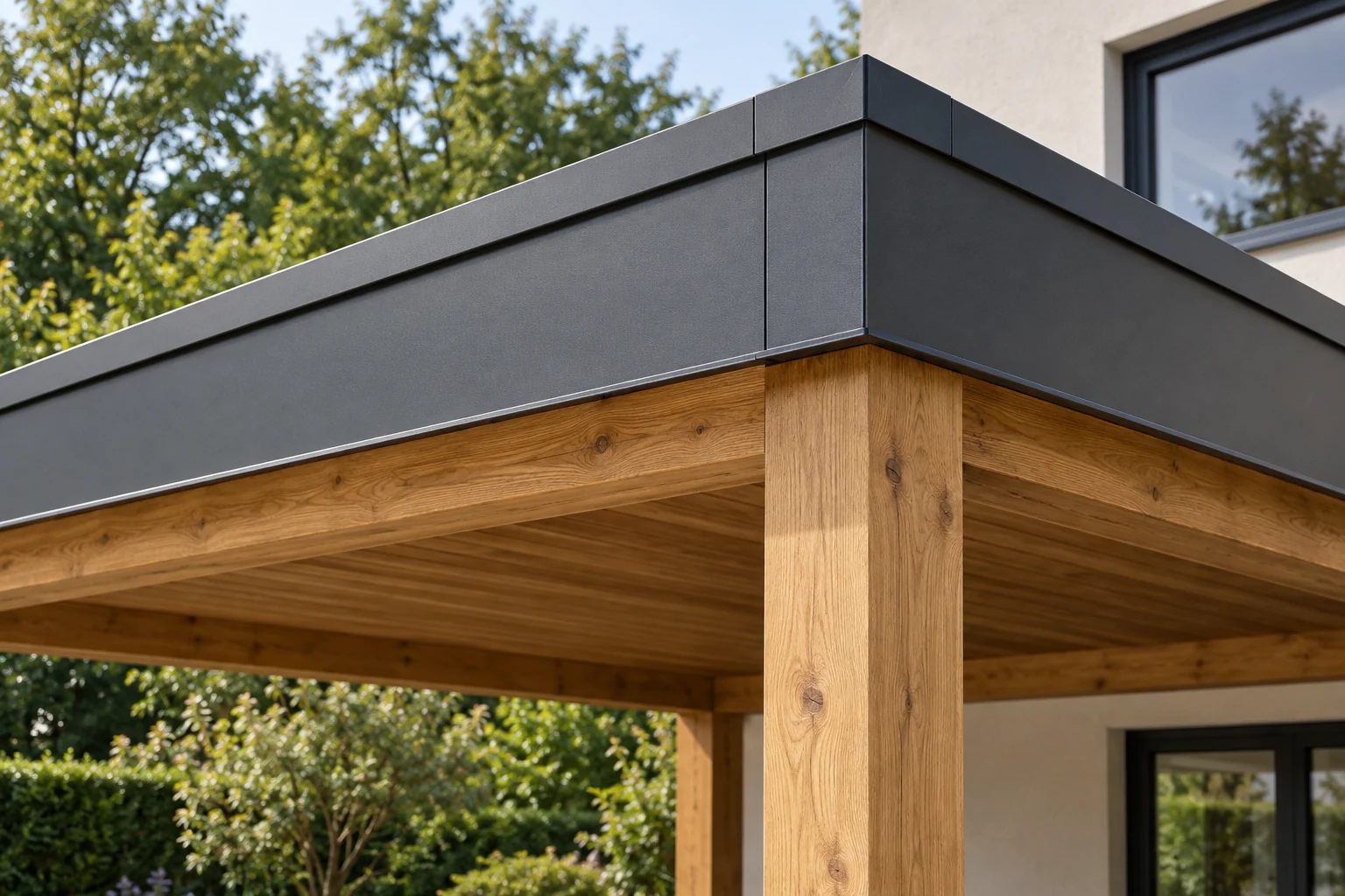 Aluminium-Dachrandblende am Holzcarport mit sichtbaren Segment- und Eckanschlüssen