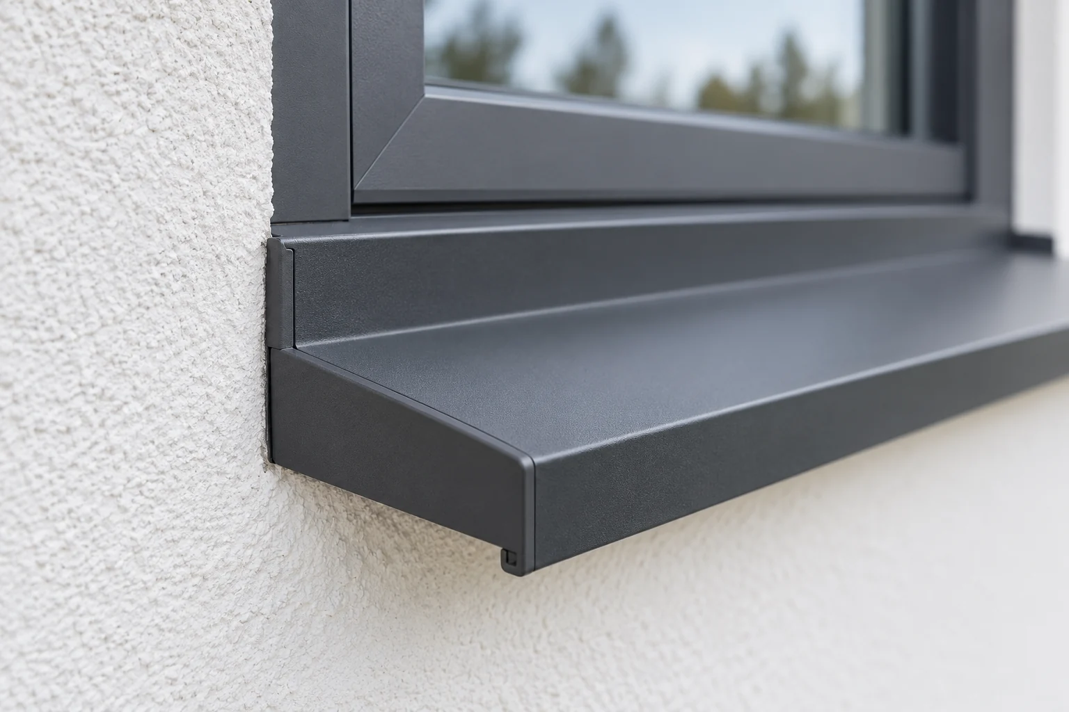 Detail des seitlichen Endstücks und der Tropfkante einer Aluminium-Fensterbank