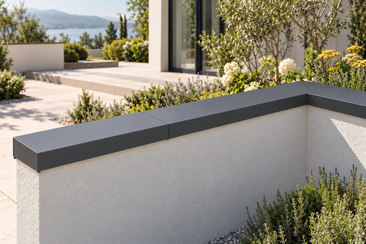 Aluminium-Mauerabdeckung auf verputzter Gartenmauer mit Segmentstoß, Ecke und Endkappe